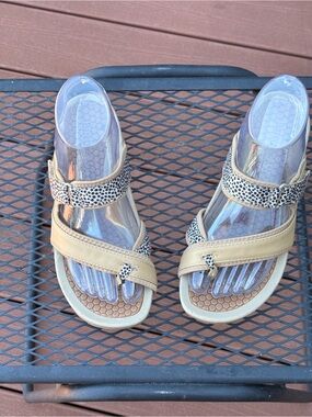 BareTraps Tan and Leopard Print Slide Sandals